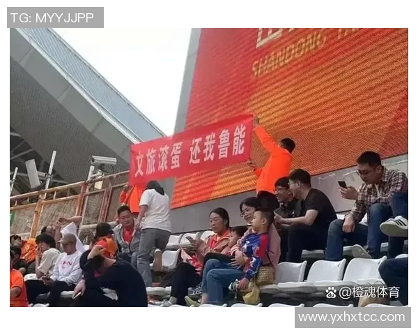 万千球迷齐聚看台深情送别传奇球星泪洒绿茵场